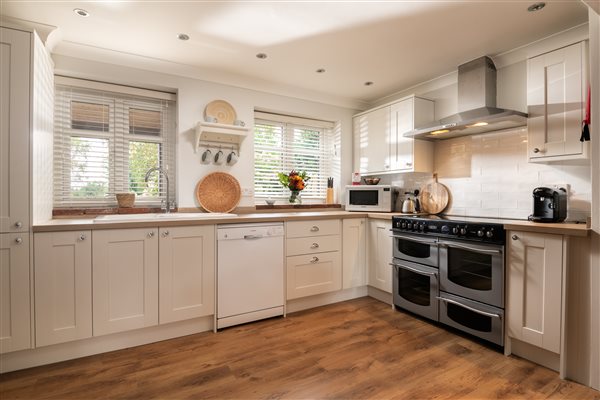 End cottage kitchen
